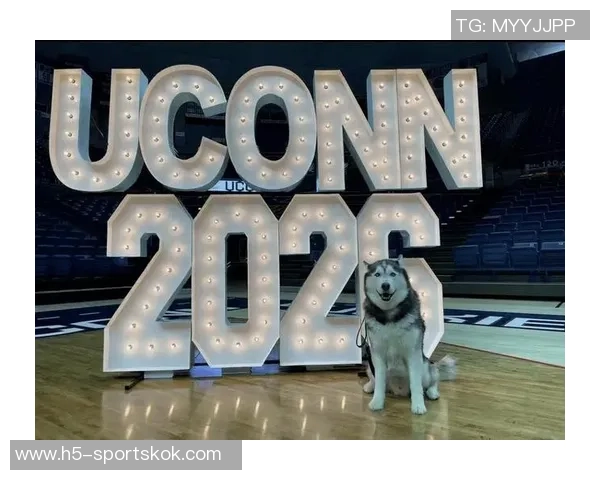 康涅狄格大学球员脚踩哈士奇PE球鞋引发媒体热议 康涅狄格大学球员脚踩哈士奇PE球鞋引发媒体热议